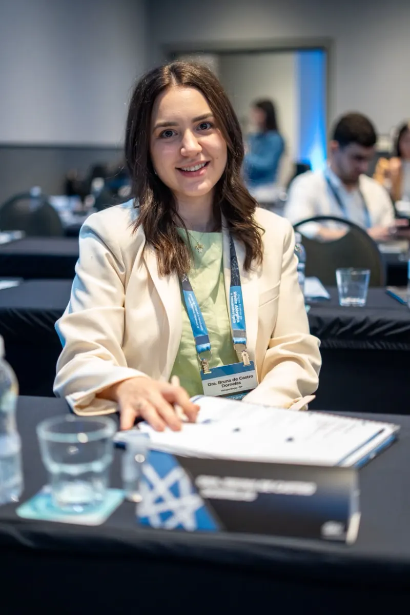 Dra. Bruna apresentando trabalho científico em congresso da especialidade