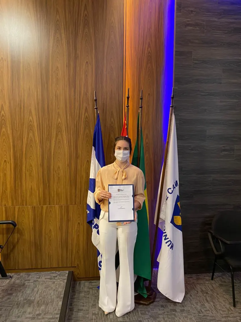 Dra. Bruna em ambiente profissional